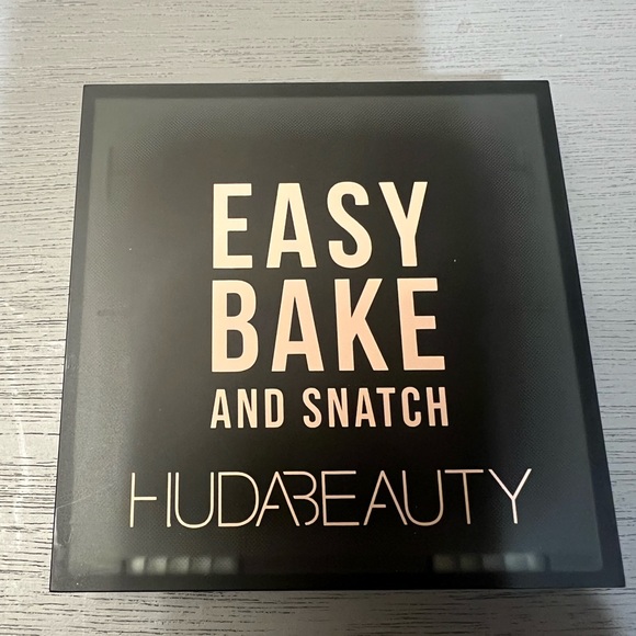 🍑HUDA BEAUTY EASY BAKE AND SNATCH setting powder.. PEACH PIE 🍑 - Picture 6 of 7